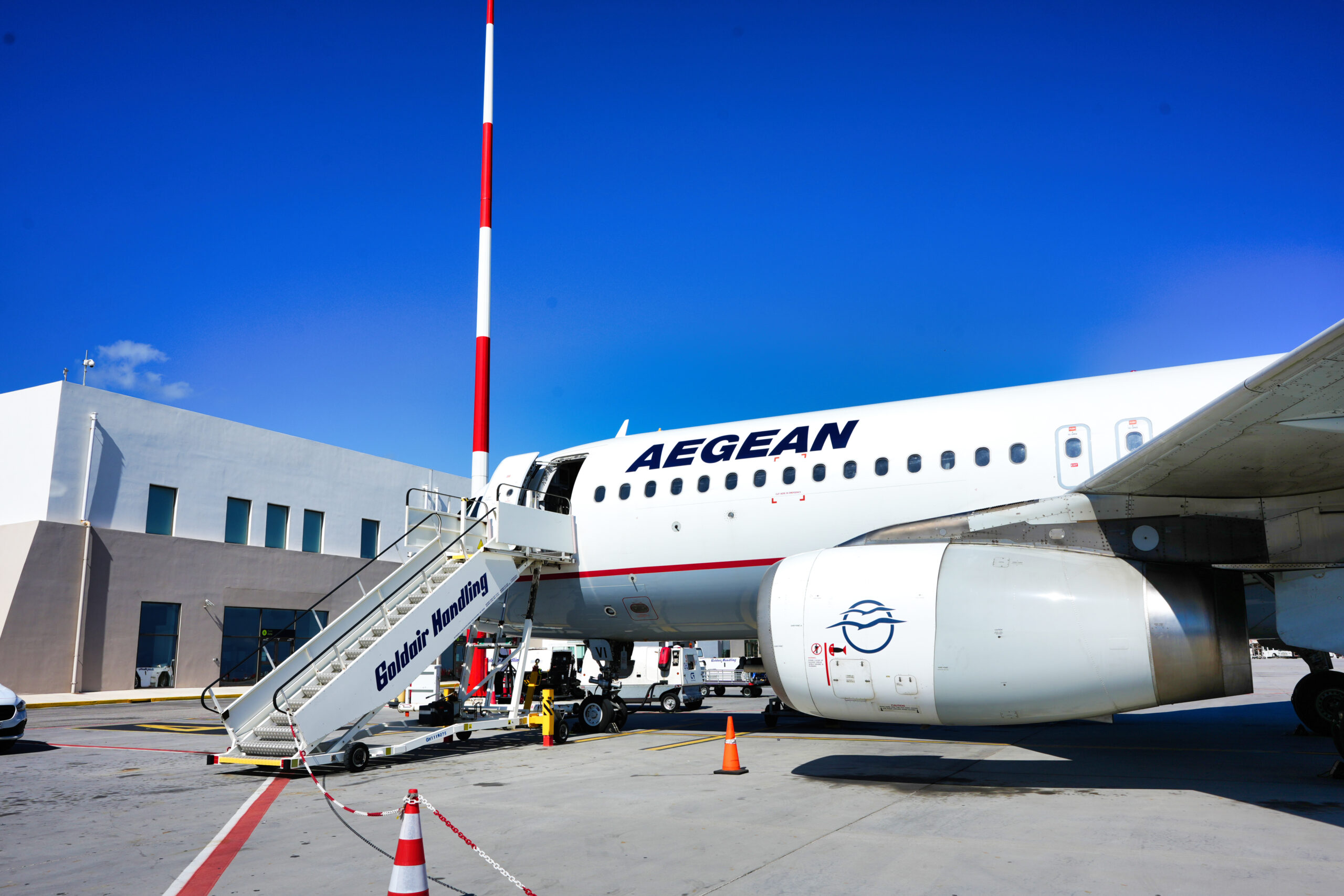 サントリーニ空港はブリッジなし