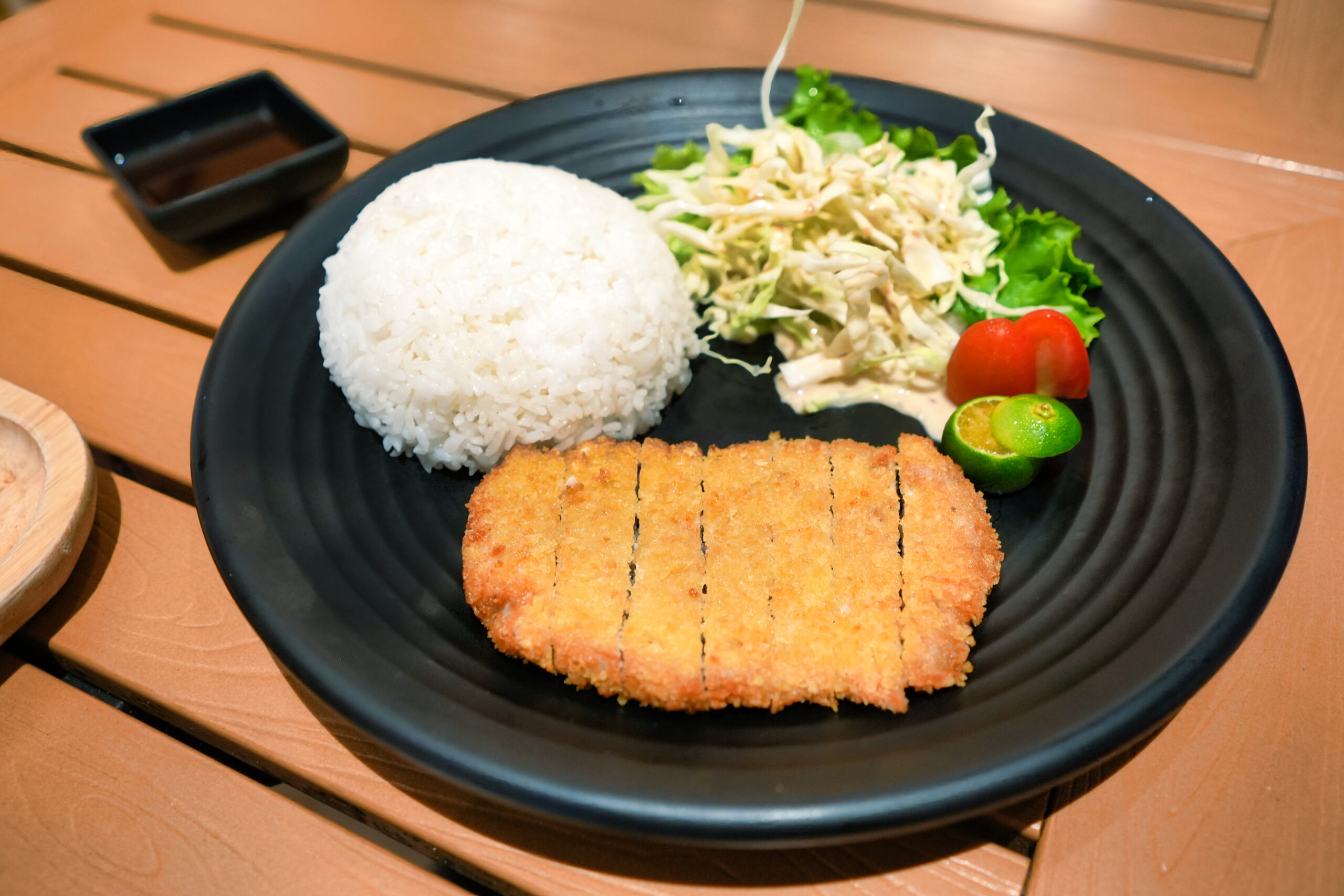 ダナン三日月ウォーターパークのフードコートMón Nhậtのとんかつ